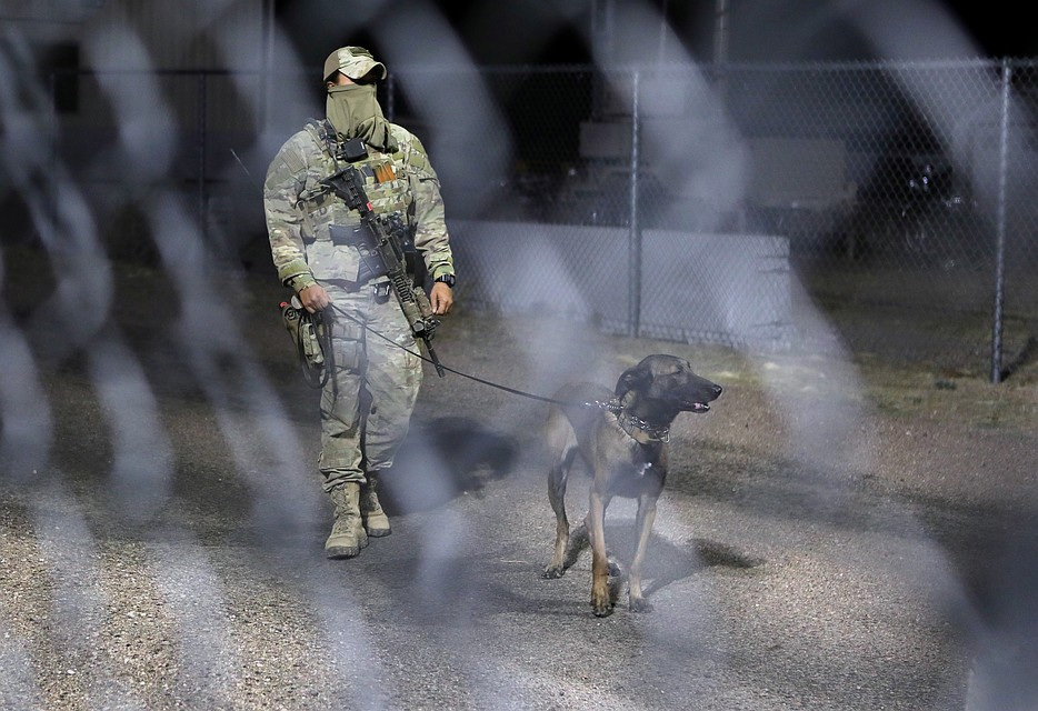Военные готовы стрелять на поражение в случае штурма Фото: REUTERS