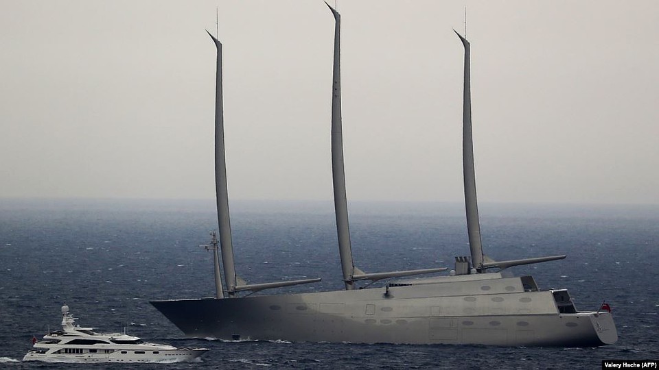 143-метровая яхта «Sailing Yacht A» выглядит настоящим монстром по сравнению с другими кораблями.