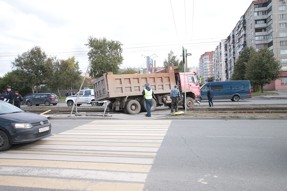 Один пешеход успел увернуться от грузовика прямо на переходе. Фото: Андрей Винников.