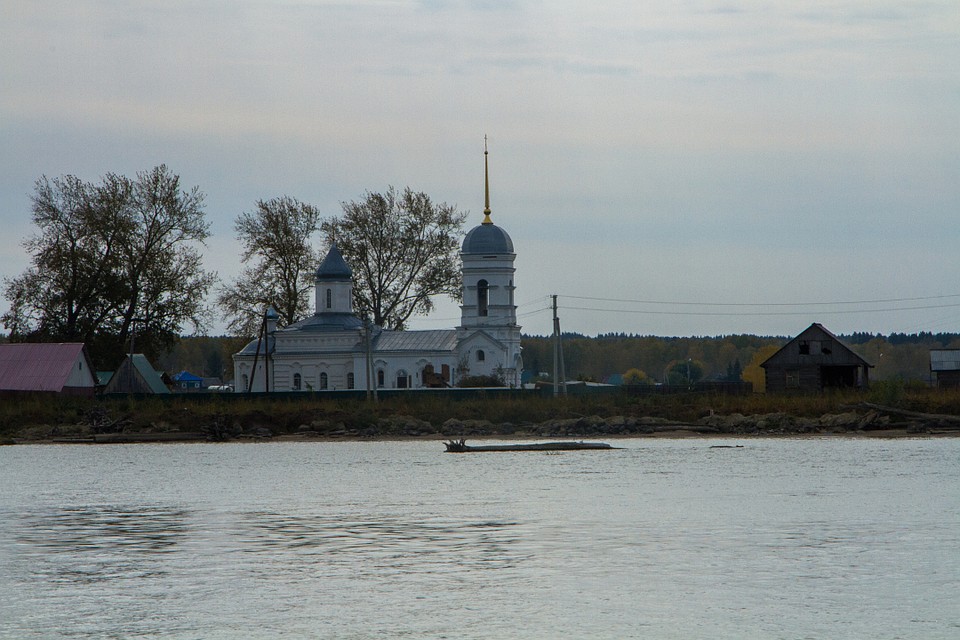 Согласно легенде накануне Пасхи из-под воды бывает слышен колокольный звон.