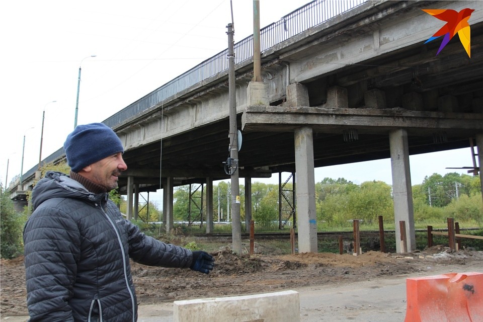 Прораб Николай Сова сообщил, что о состоянии балок говорить что-либо ещё рано. Фото: Виктория ТУШКОВА