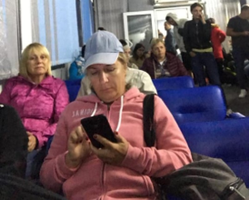 Сейчас пассажиры ждут, когда им отдадут личные вещи. Фото: Василиса ШИШКИНА