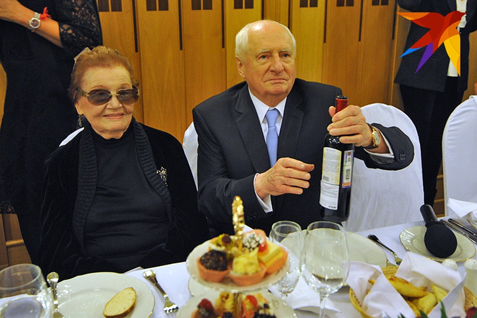 Марк Захаров отмечает 80-летний юбилей в родном театре. Рядом - жена режиссера Нина Лапшинова. Фото: Анатолий ЖДАНОВ