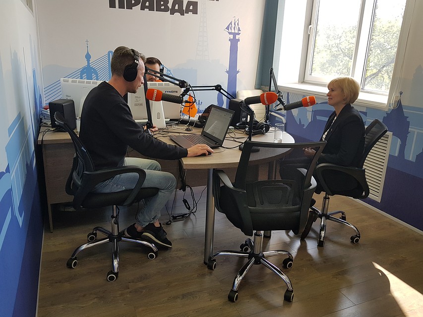 Ирина Шульга в студии радио «Комсомольская правда - Приморье»