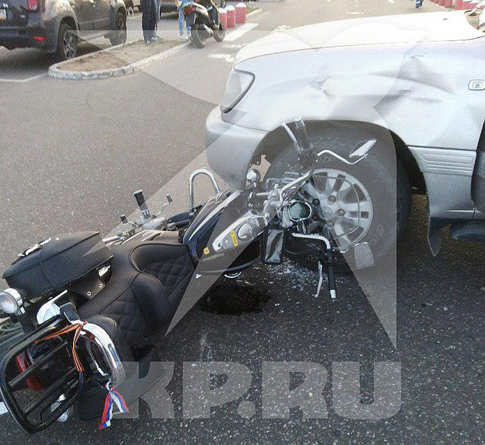 Повреждения мотоцикла и внедорожника после аварии.