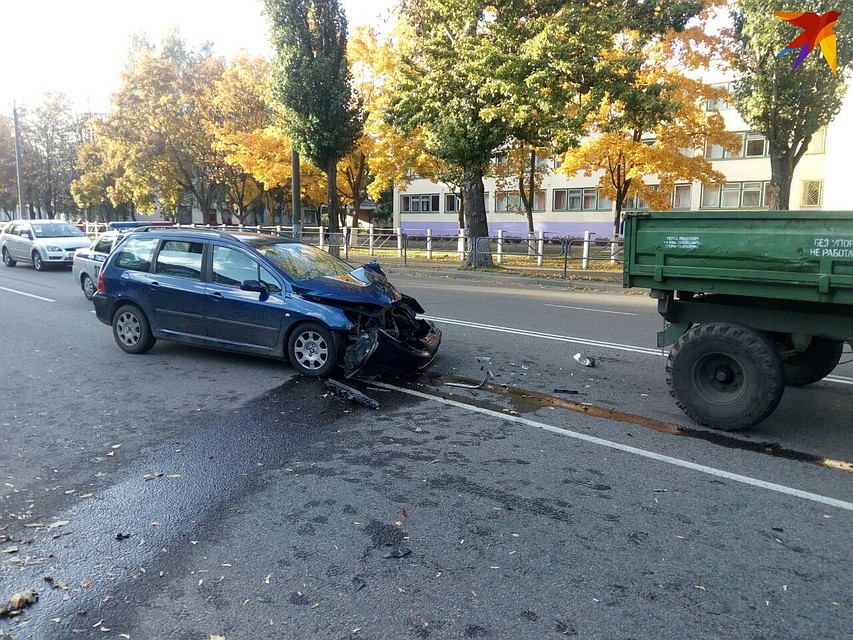 Легковушка протаранила прицеп в Гомеле Фото: Архив "КП"