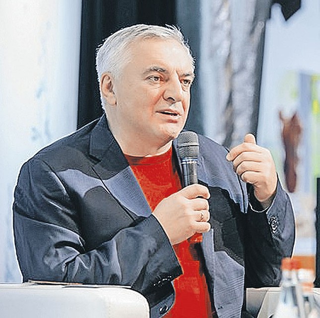 Автор еще одной торговой пирамиды, изгоняющий с помощью металлических пластинок «чертей с присосками», некто Кольцов. Фото: center-region.com