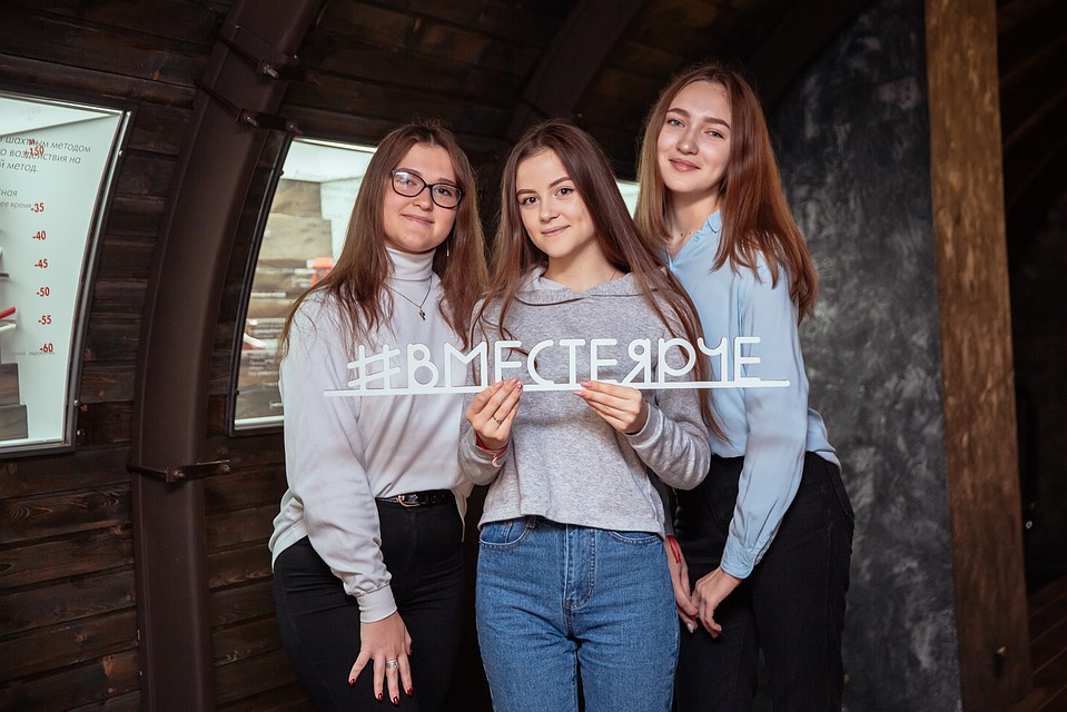 Усинские десятиклассники оценили интерактивную экспозицию музея истории нефтегазовой промышленности Тимано-Печоры ЛУКОЙЛ-Коми и с радостью сделали снимки на память.