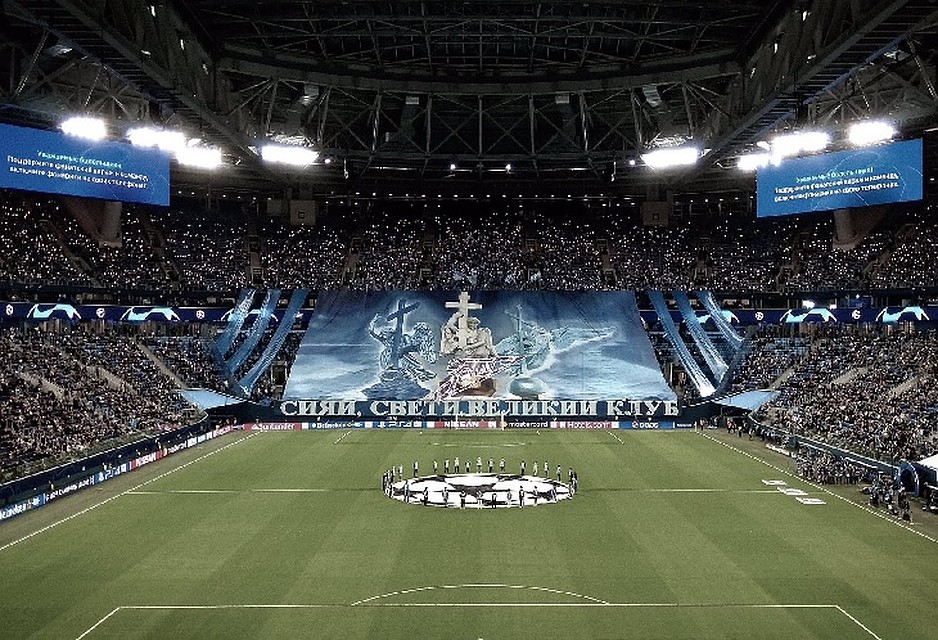 Красочный перформанс фанатов виража и всего стадиона. Фото: twitter.com/zenit_spb