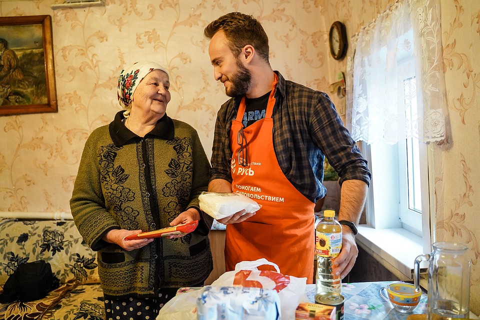 Мария Патрикеева благодарит за продукты. Фото: Светлана МАКОВЕЕВА