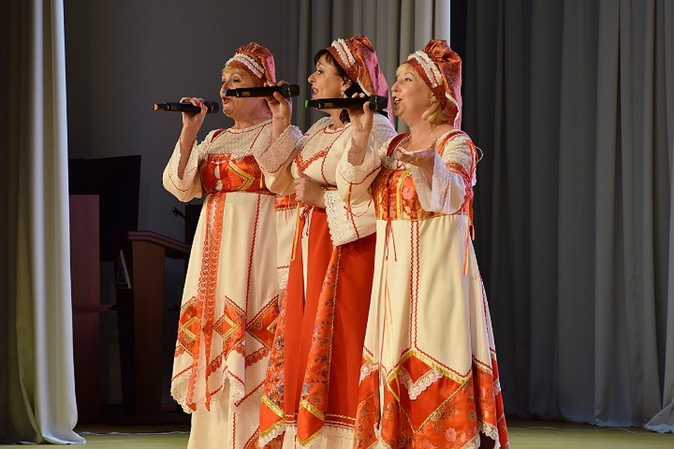 В зале звучали песни, которые давно стали любимыми у старшего поколения и неизменно отзываются теплом в душе.ФОТО: Алексей Иванов