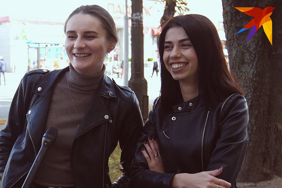 Ирина с подругой: "Мечтаю принять горизонтальное положение, круто, если маску для лица не поленюсь сделать". Фото: Микита НЕДАВЕРКОВ