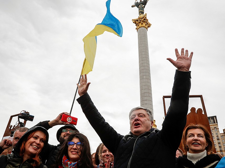 Порошенко, который еще недавно буквально утопал в волнах ненависти со стороны народа, вышел в это воскресенье на площадь и буквально купался в приязни и радушии Фото: REUTERS