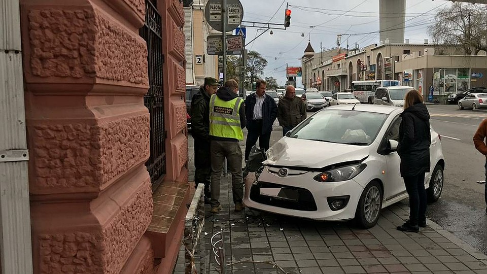 Владелица малолитражки сильно испугалась Фото: Сергей ЛАНИН
