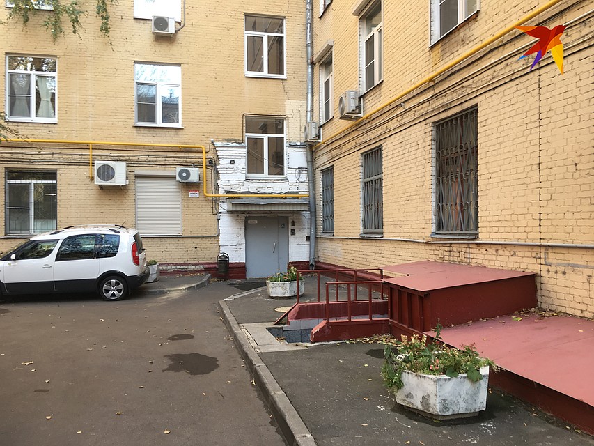 Нелегальный хостел в доме 25 по 1-му Щипковскому переулку (первый этаж, окна с решетками) Фото: Павел КЛОКОВ