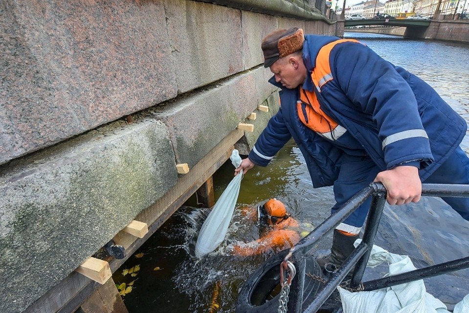 Гранитные блоки зафиксировали водолазы. Фото: Пресс-служба СПб ГБУ «Мостотрест»