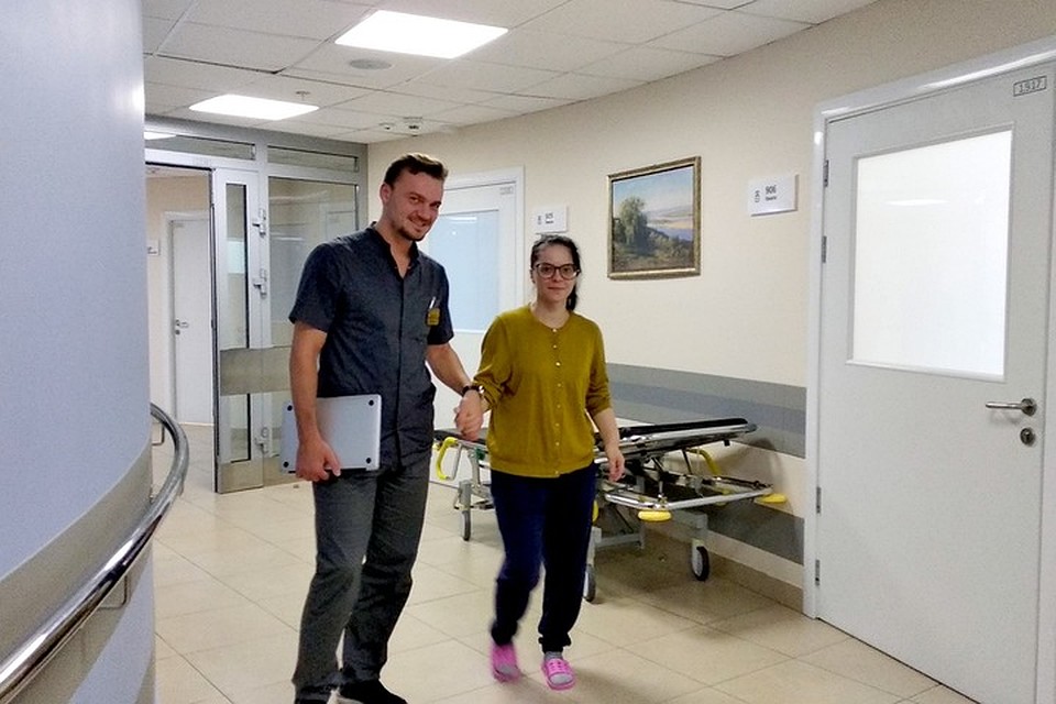 Спустя месяц после операций Алина уверенно говорит и ходит - хотя после родов у нее была практически полностью парализована левая половина тела. Фото: НМИЦ им. В. А. Алмазова.