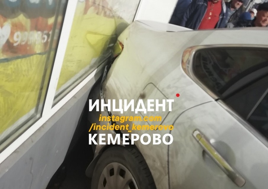Изменив траекторию после столкновения с автобусом, автомобиль врезался в киоск. ФОТО: vk.com, "Инцидент Кемерово".