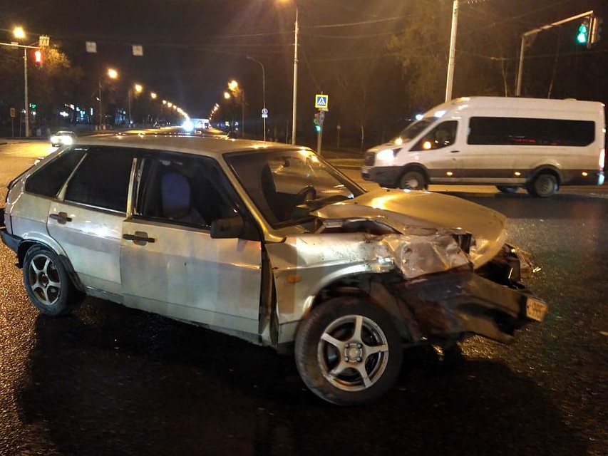 Удар пришелся прямо в капот легковушки, поэтому ее водитель и пассажир не пострадали.