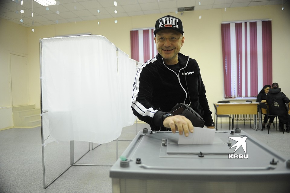 Игорь Алтушкин - меценат, на деньги которого будут строить храм Святой Екатерины, пришел голосовать под вечер. Фото: Алексей БУЛАТОВ