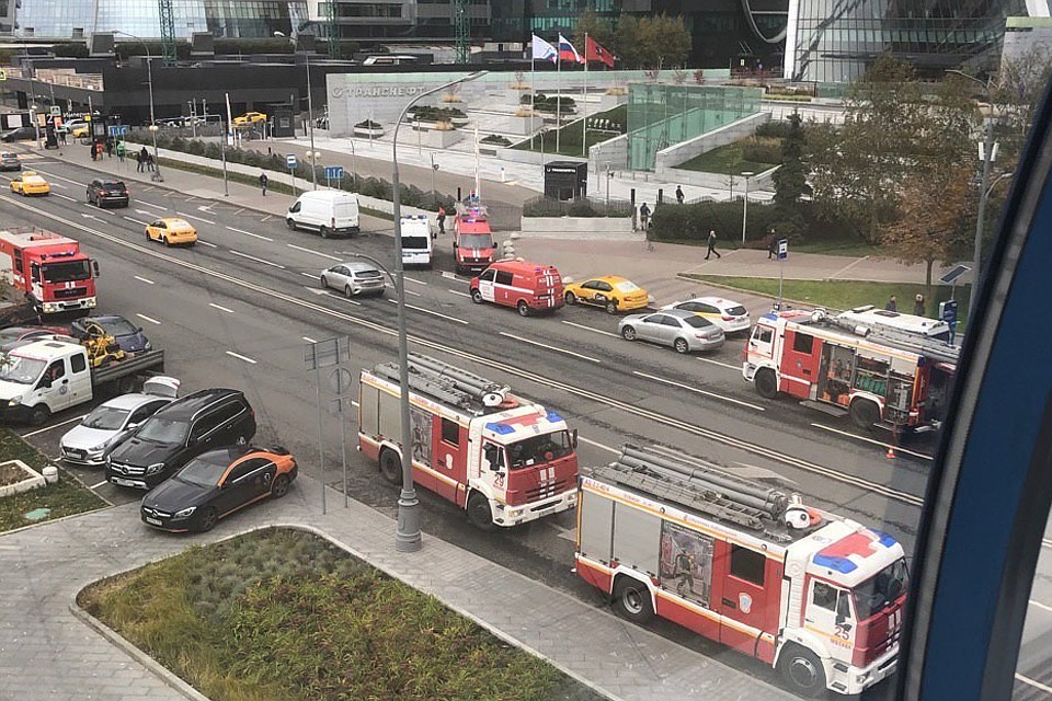 Очевидцы сообщают о запахе гари в районе станции метро "Выставочная".