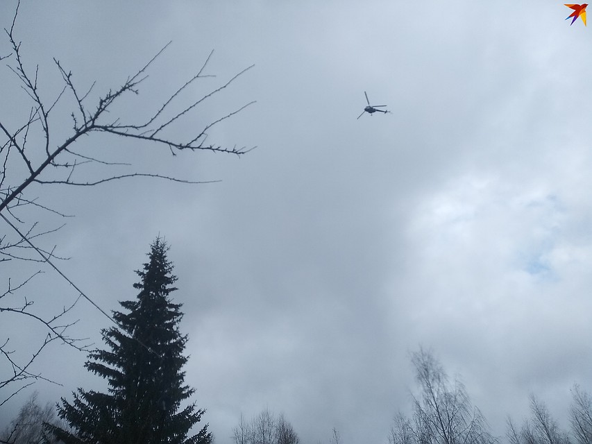 Наш фотограф успел сделать снимок летящего вертолета с земли Фото: Алексей БУЛАТОВ