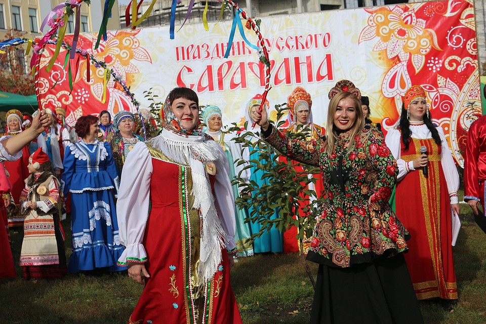 Праздник русского сарафана: На ярмарке презентовали праздник русского сарафана.