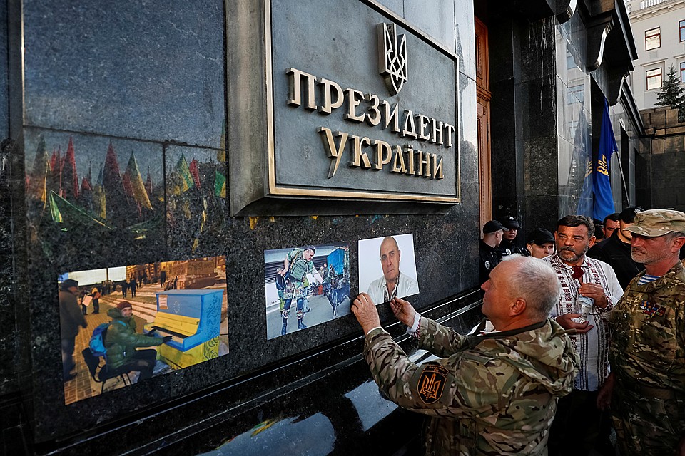 Здесь никто не знает куда качнется недовольство Зеленским и его командой Фото: REUTERS