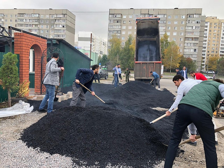 У молельного дома появился асфальт