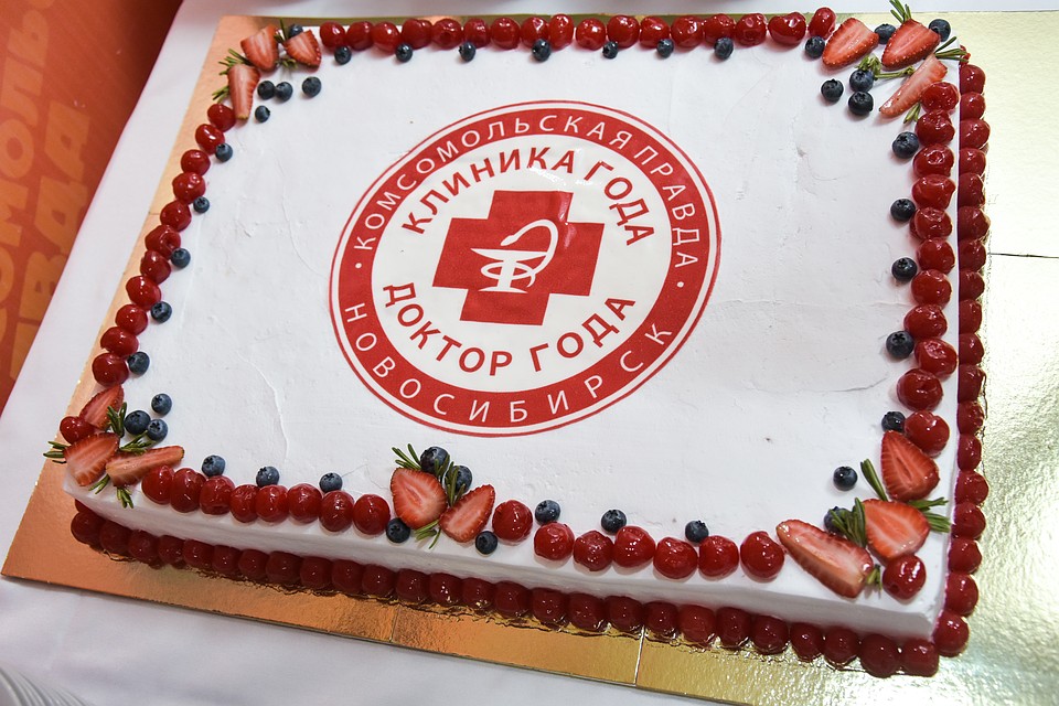 Участников конкурса ждал вкусный торт. Фото: Алена МАРТЫНОВА