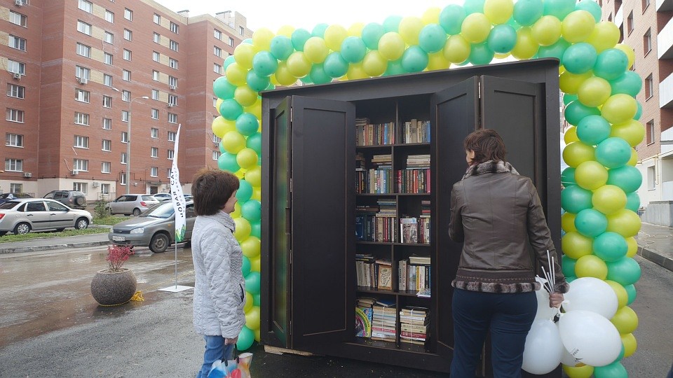 На полках уже множество книг