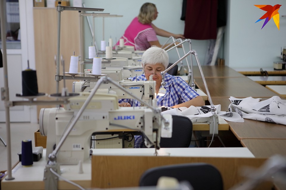 По одному-два костюма в год в ателье шьют и многие телеведущие Фото: Святослав ЗОРКИЙ