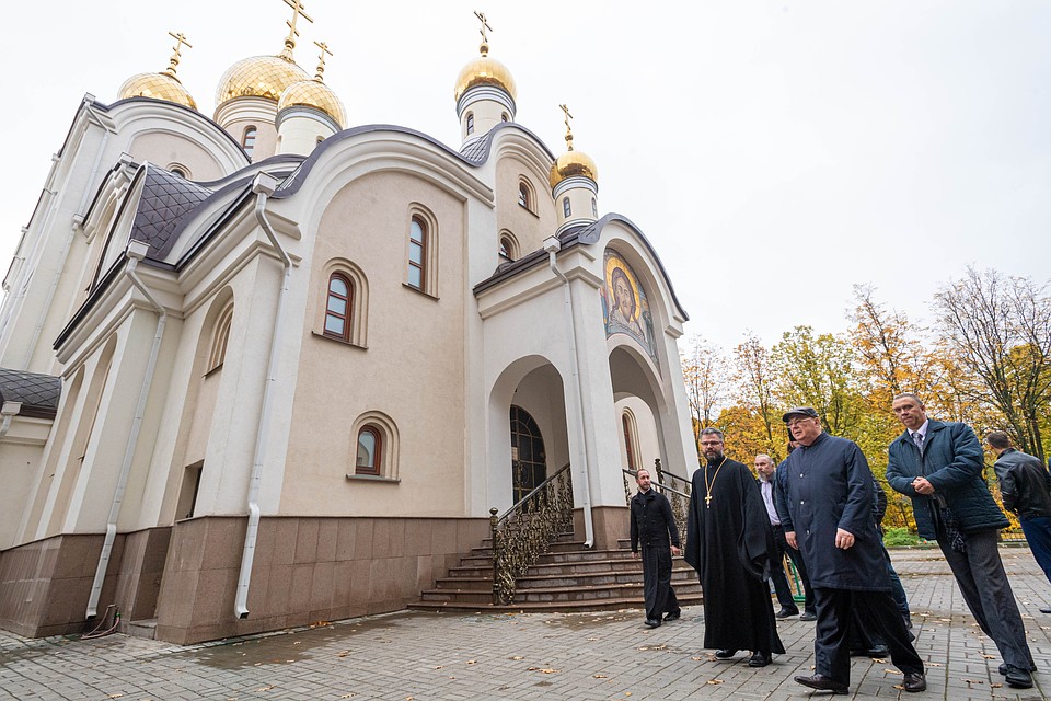 Владимир Ресин (в центре) во время посещения недавно построенного храма Матроны Московской на улице Софьи Ковалевской. Фото: Михаил ФРОЛОВ
