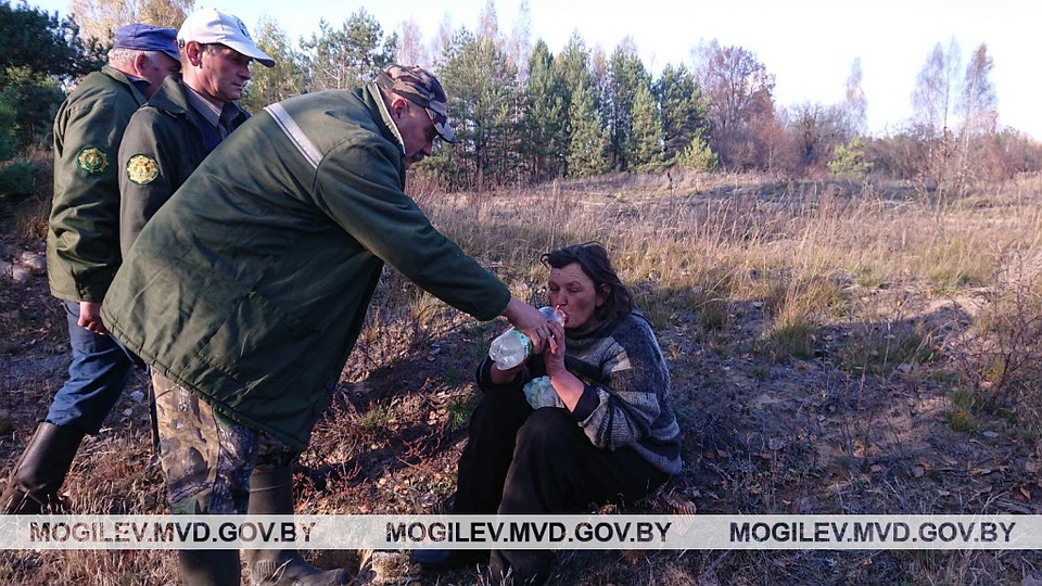 Пропавшую осмотрели врачи и отпустили домой. Фото: УВД Могилевского облисполкома.