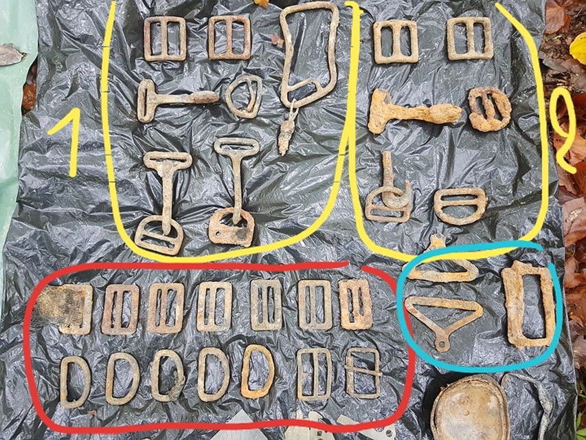 Карабины, вытяжные кольца, основные пряжки и замки на два парашюта разбившихся летчиков. Фото: Руслан Хисамов