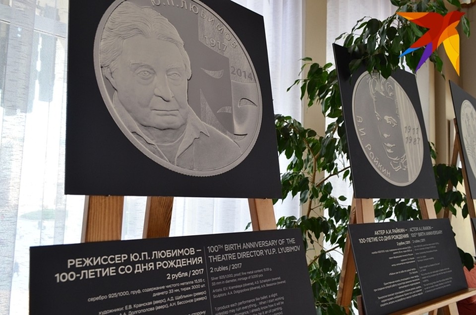 Выставка находится в фойе драмтеатра Фото: Светлана ВОЛКОВА
