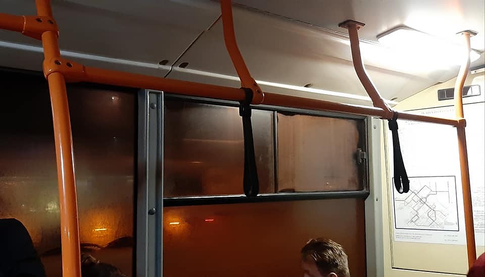 Запотевшие окна троллейбуса. Фото: Соцсети