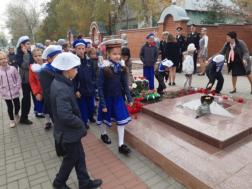 Лиза возложила цветы на братские захоронения. Фото: из архива героя публикации