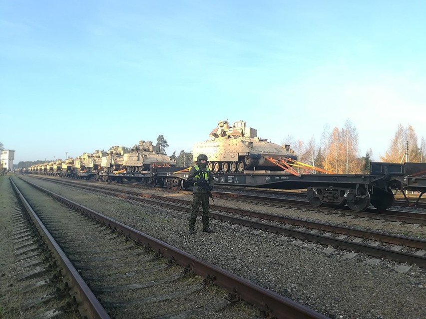 Технику охраняют американские военные. Фото: Lietuvos kariuomenė.