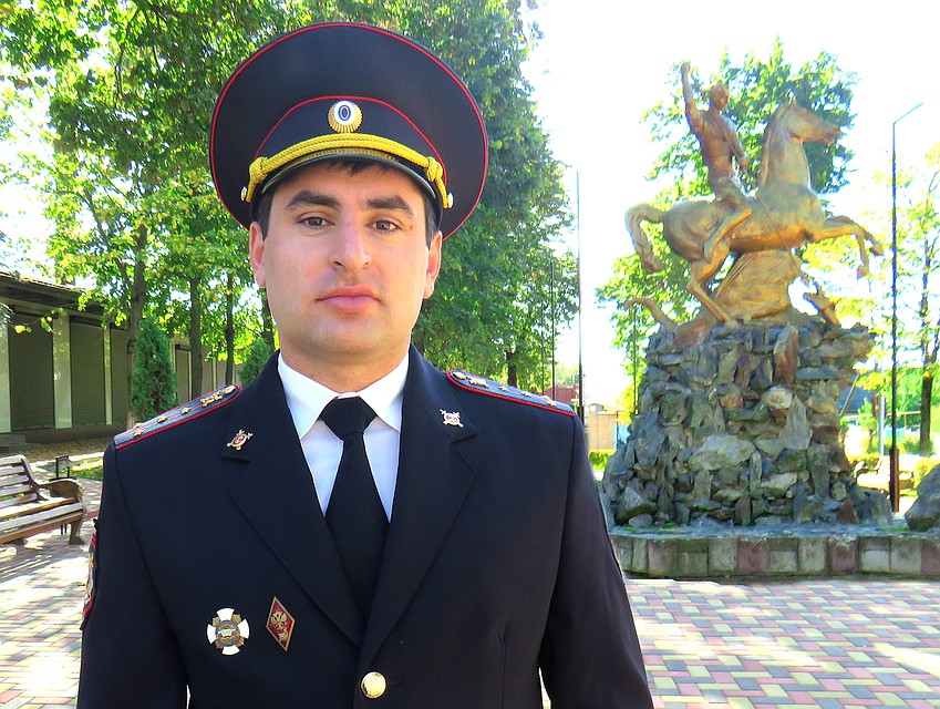 В какое бы время суток Радик не пришел домой, его всегда дождется верный друг — собака породы алабай Фото: из личного архива