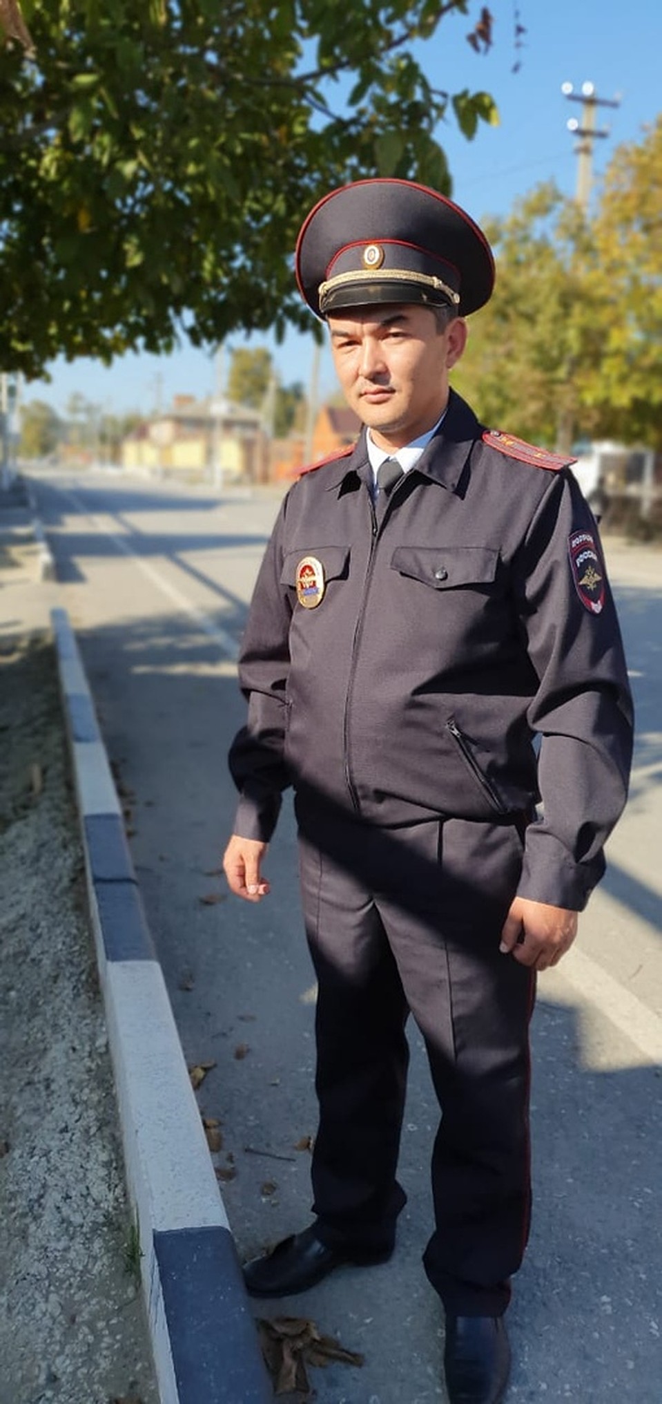 У полицейского большая семья: папа, мама, жена и четверо детей