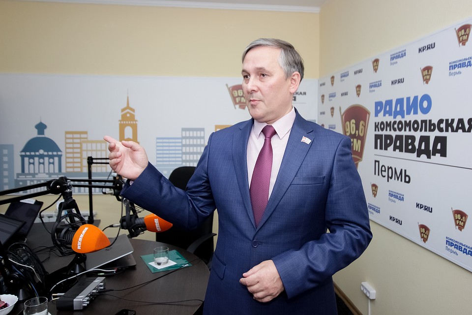 Олег Бурдин сообщил, чего ждать тем, у кого из крана по-прежнему бежит ржавая вода. Фото: Василий Вахрин