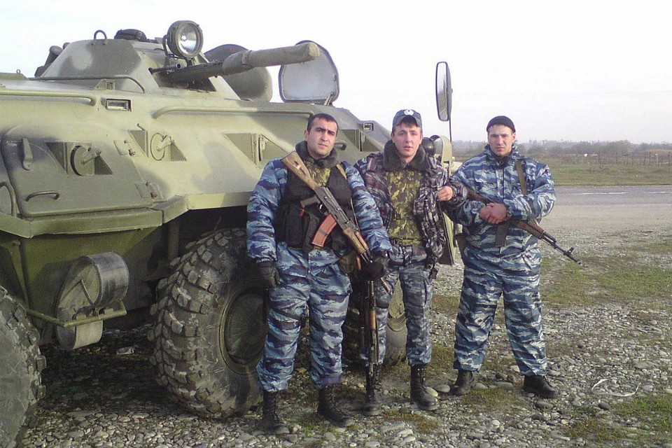 Иногда участковый собирает модели военной техники, чтобы отвлечься. Фото: из личного архива Александра Старинина.