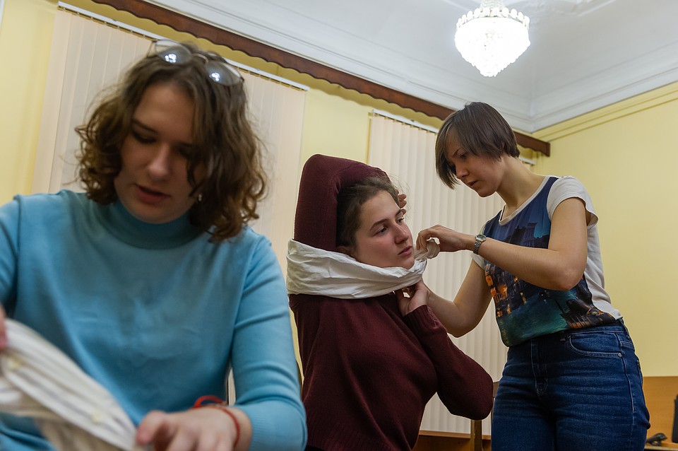 Наложить давящую повязку можно даже на шею, просто делать это нужно через руку пострадавшего. Фото: Олег ЗОЛОТО
