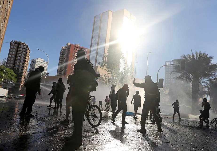Массовые беспорядки охватили столицу Чили. Фото: REUTERS