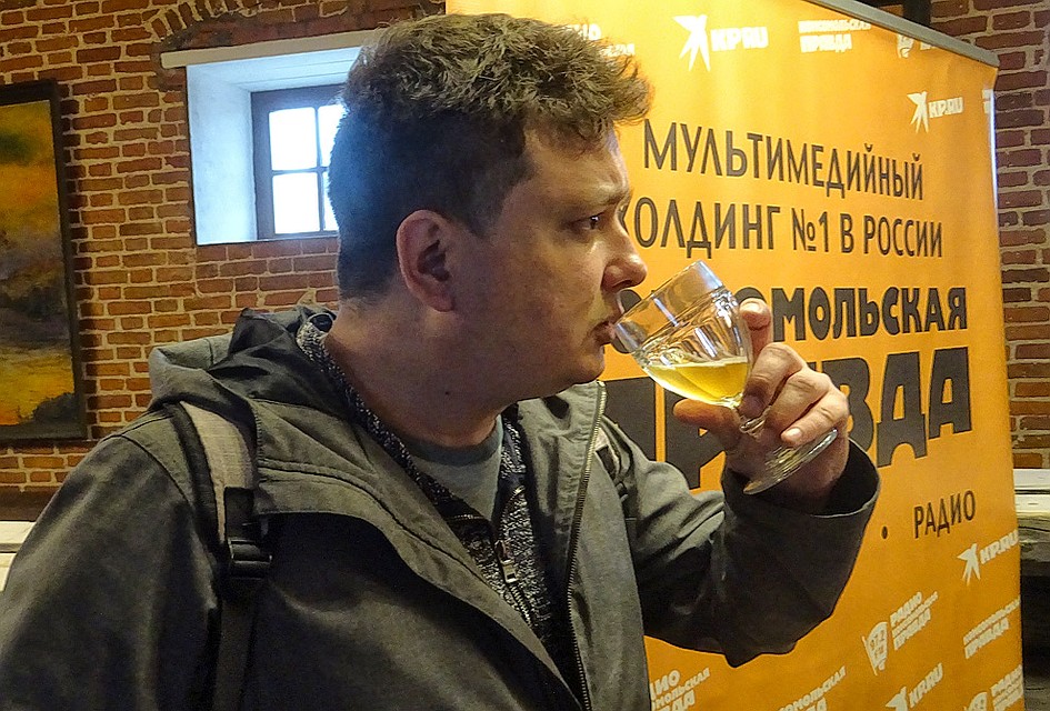 Журналист "КП" Павел Клоков во время дегустации.