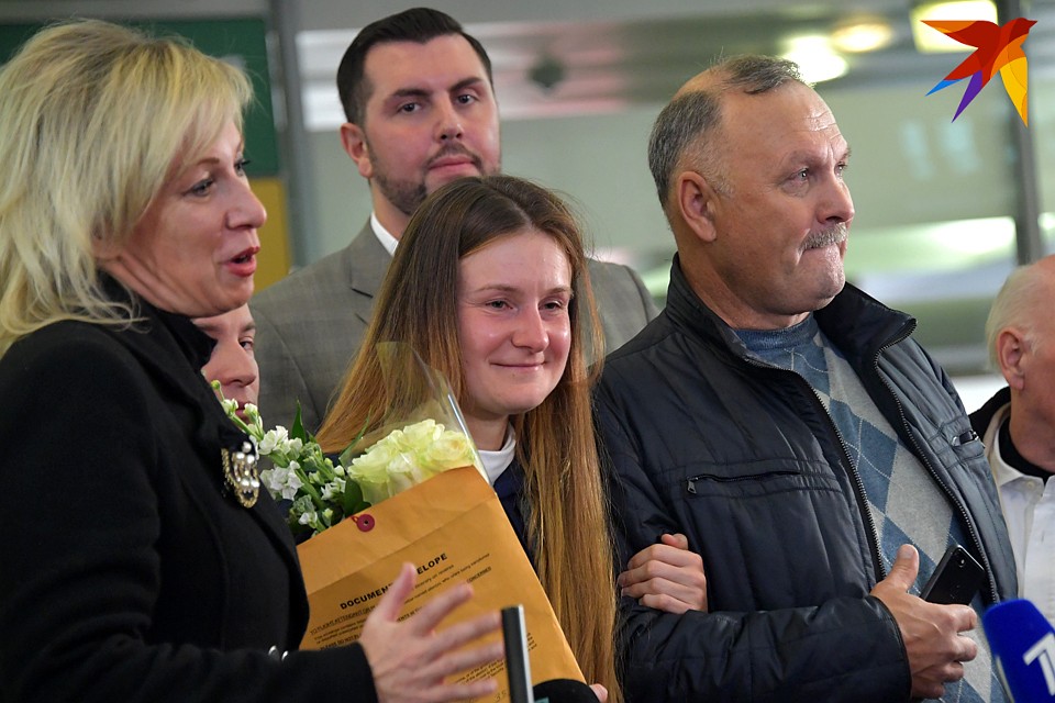 Среди встречающих Бутину в аэропорту была Мария Захарова Фото: Владимир ВЕЛЕНГУРИН