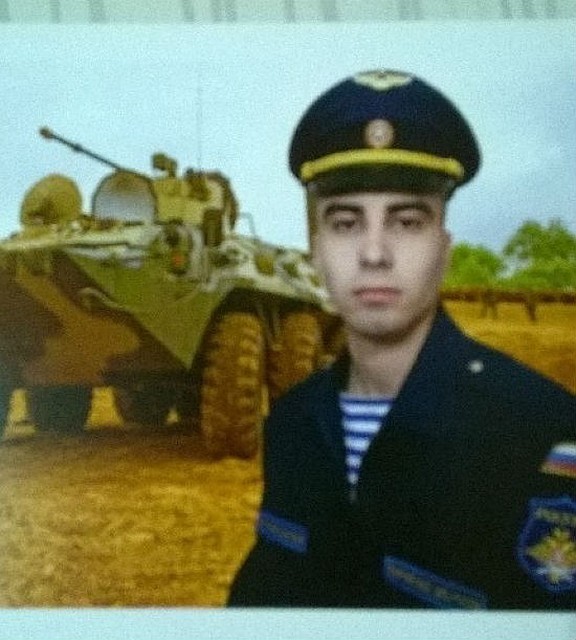 Фотография Егора висит дома у родителей на стене. Фото: предоставлено Иваном Богомоловым.