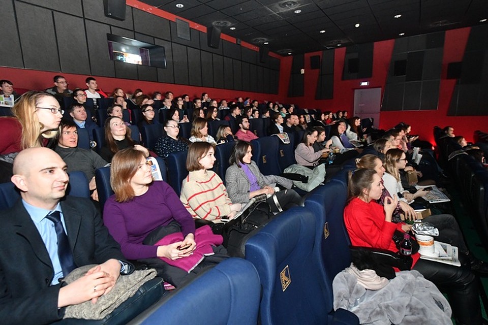 В рамках ежегодной культурно-образовательной акции «Кузбасскино» организует для кемеровчан и гостей города нон-стоп показы российского кино Фото: Владимир ВЕЛЕНГУРИН