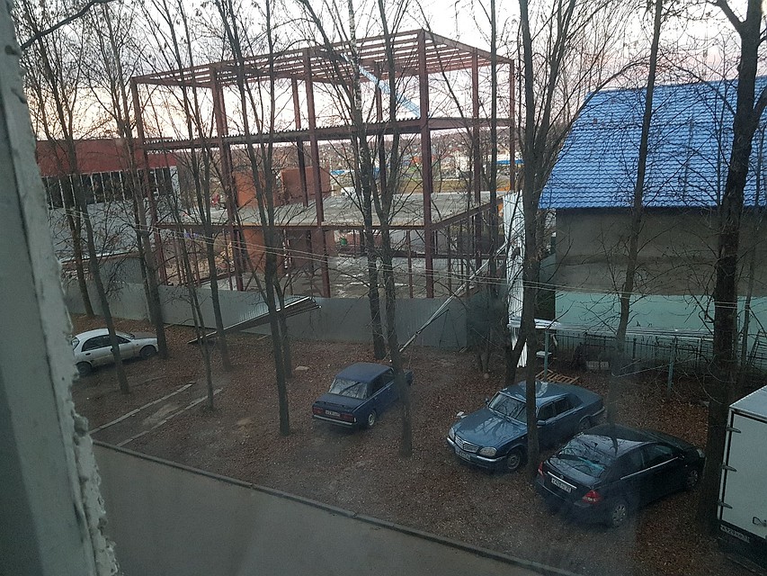 На улице Лакино ветер сбросил железные листы со стройки. Фото: "Подслушано во Владимире" Вконтакте